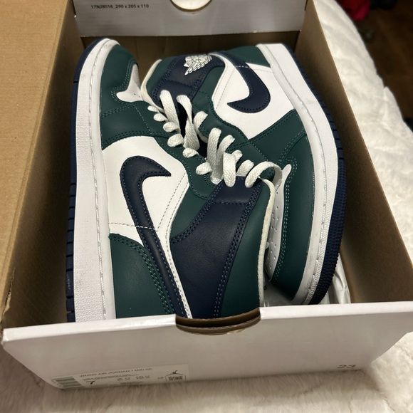 Jordan Shoes - Women’s Air Jordans  Size 7